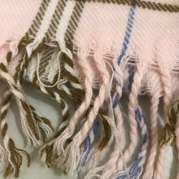 ๐ฏ Authentic Burberry Pink Lambswool Scarf ๐ - Picture 5 of 8
